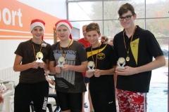 db_Nikolaus_Schwimmfest_Staffelsieger_SCO_Frederik_Trops_Jonas_Haupt_Sven_Bucker_Jonas_Wessel_Pokal1